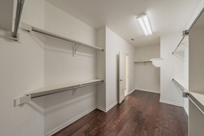 Building Photo - 3504 Oliver Dr