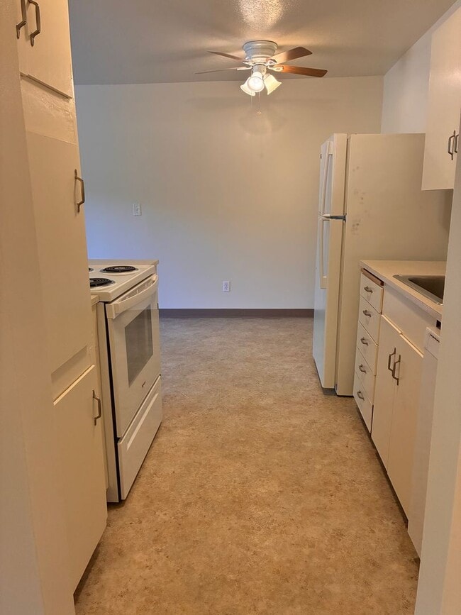 Building Photo - CLOSE-IN SE ::: Next to Park, Spacious, Qu...