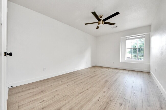 Building Photo - Spacious 4-Bedroom Home with Private Office & Room for Everyone!