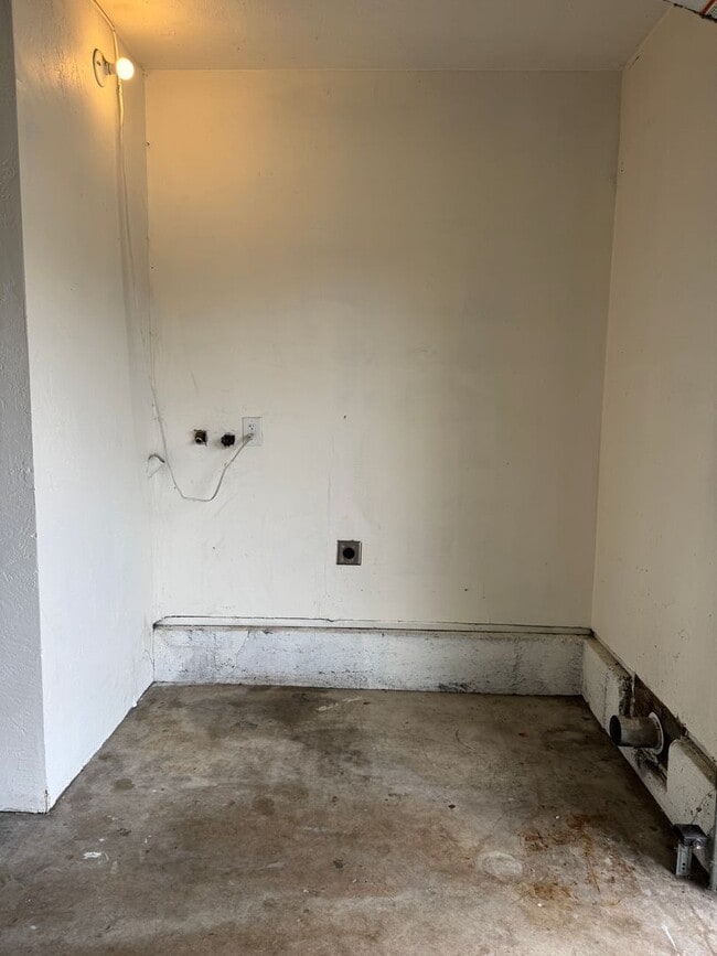 Building Photo - 2 bedroom 1.5 bathroom duplex in Springfield!