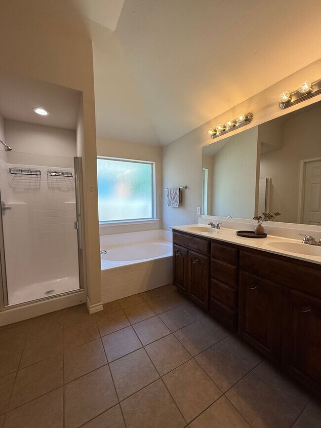 Building Photo - Adorable 4/2/2 located minutes from Weatherford High School