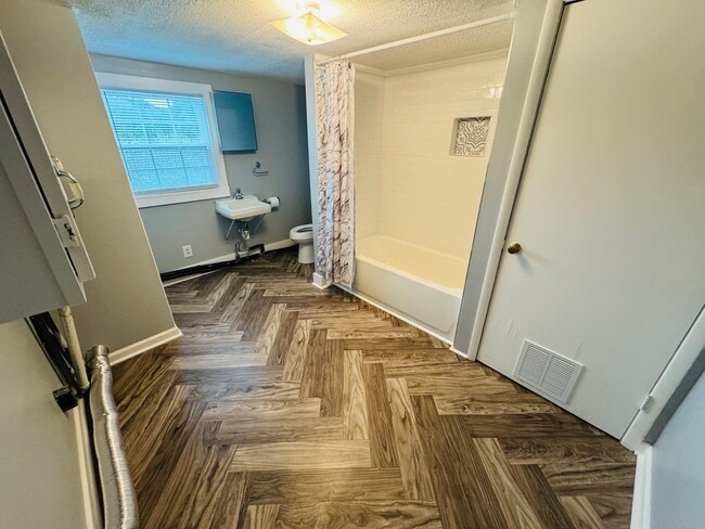 Building Photo - For Lease - 2 Bed, 1 Bath, 960 sq ft Home ...