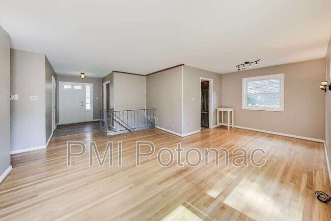 Building Photo - 5406 Parkvale Terrace