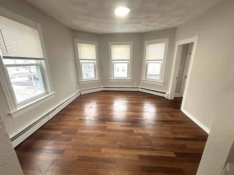 Building Photo - 579 Willow St