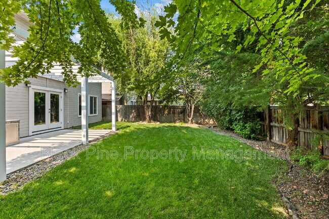 Building Photo - 6018 N Silver Maple Ave