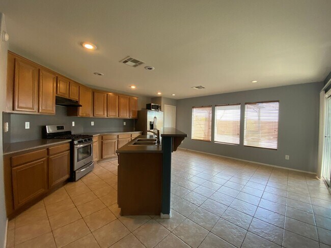 Building Photo - COZY 3 BEDROOM / 2.5 BATH HOME