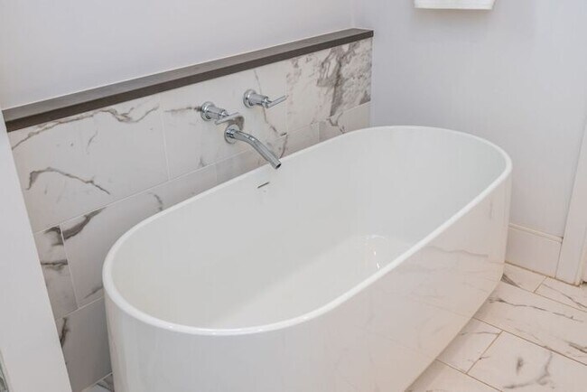 Building Photo - Welcome To The Sophia - Your Perfect Retreat in Historic Druid Hills!