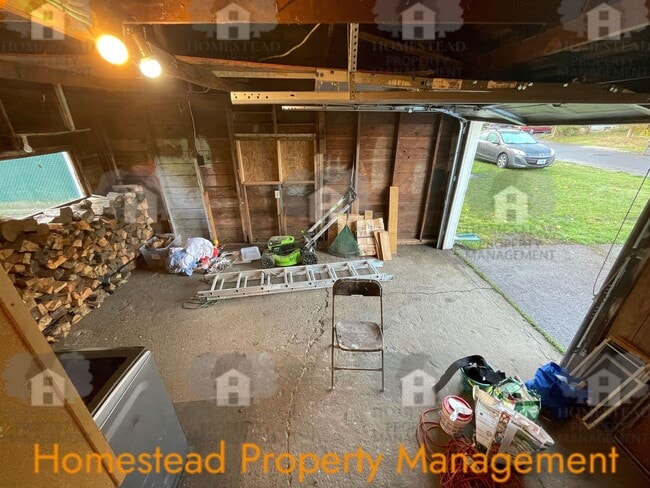 Building Photo - CHECK OUT THIS HUGE YARD!