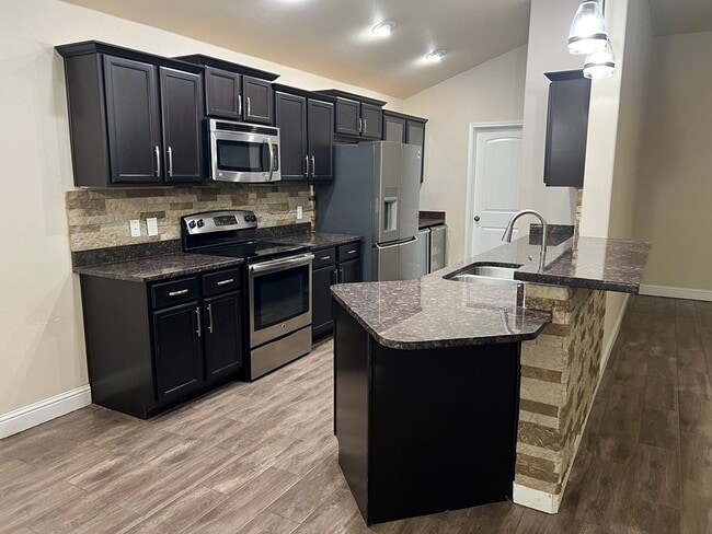 Building Photo - 9914 Rainbow Dr