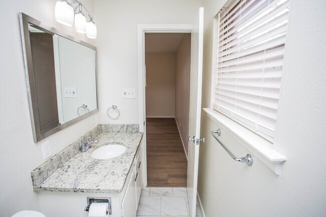 Building Photo - "Charming 3-Bed Retreat in Lubbock with Granite Accents & Spacious Living!"