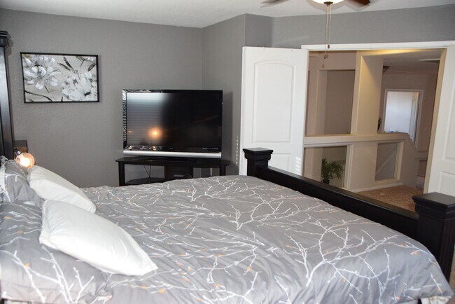 Building Photo - 8765 Country Pines Ave