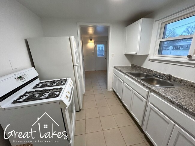 Building Photo - Lovely 2 Bedroom 1 Bathroom now available for rent