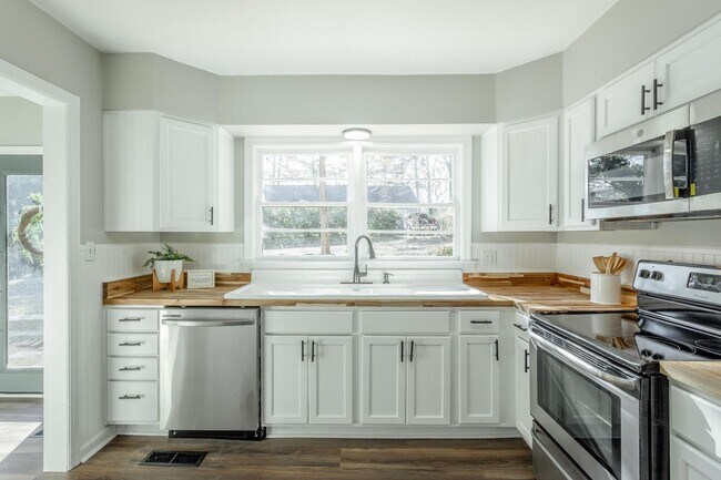 kitchen view to alley/parking - 3474 Lockwood Cir