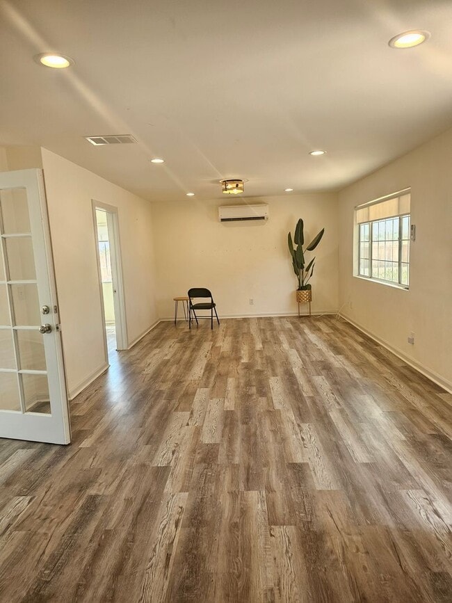 Building Photo - 2 bed 1 bath home + bonus room near Joshua...
