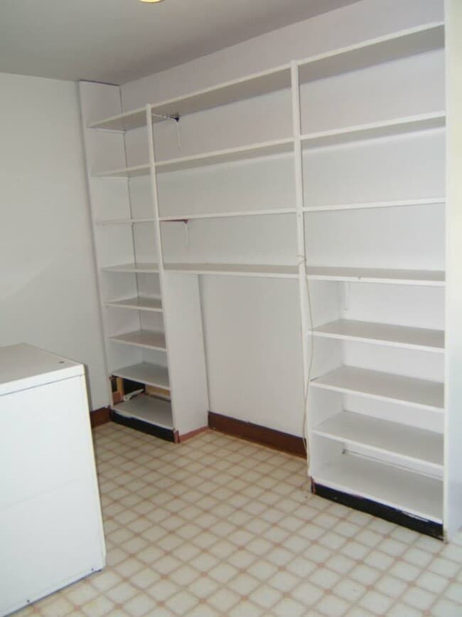 Building Photo - 110 S Oak St