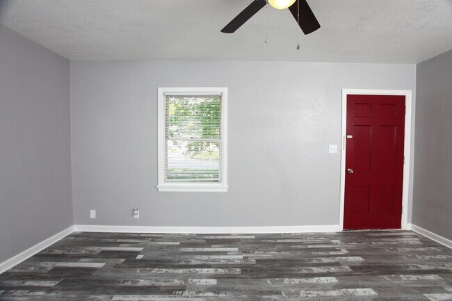 Building Photo - 2041 S Emporia St