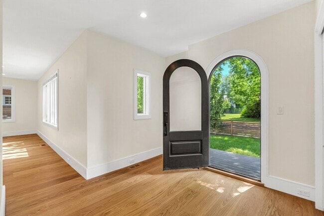 Building Photo - 59 Fresh Pond Ln