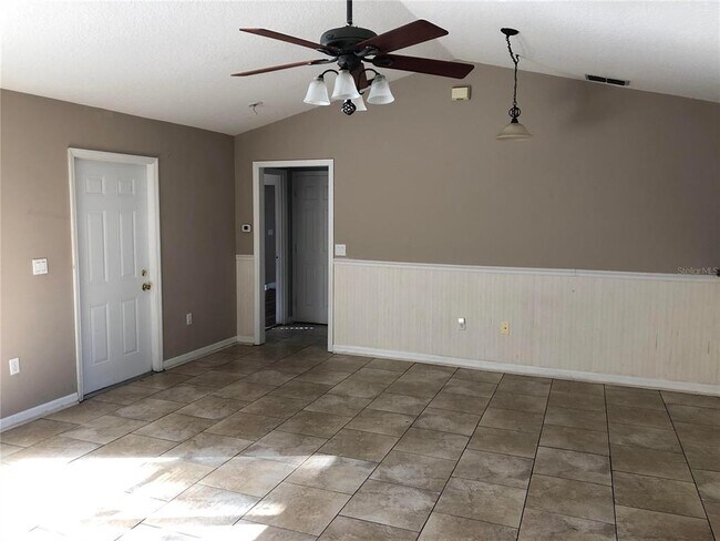 Building Photo - 616 E 1st St