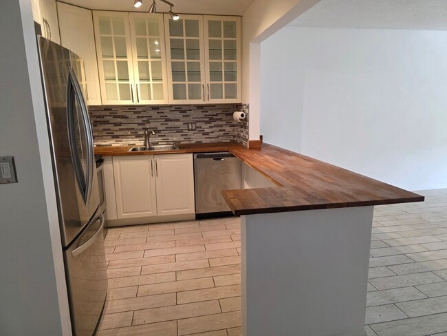 Building Photo - 257 S Cypress Rd