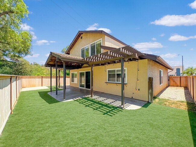 Building Photo - Beautifully updated 4-bed, 3-bath, two-sto...