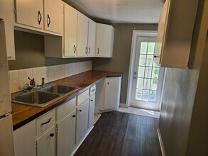 Building Photo - 107 Hollyberry Ln