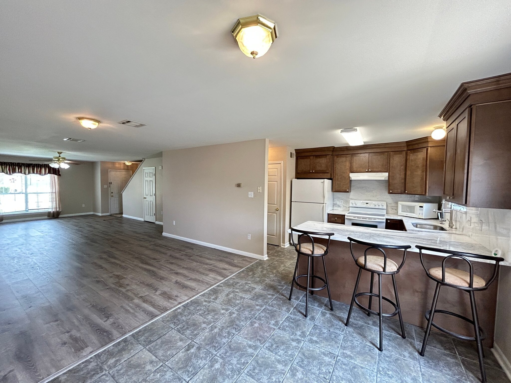 Building Photo - 211 Greenbriar Dr