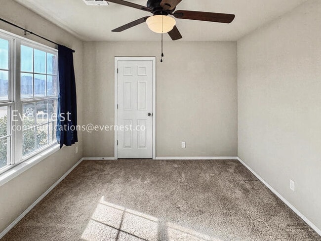 Building Photo - 3 Bed/2 Bath Home with Fenced Yard & Garage / Pet-Friendly / Available Soon!