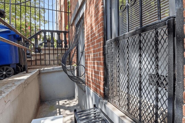 Building Photo - 98 Bright St