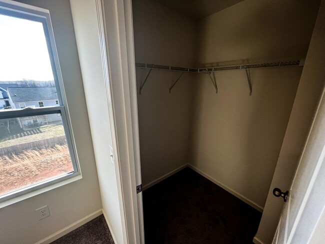 Building Photo - Beautiful 3 bedroom, 2 1/2 bathroom home i...