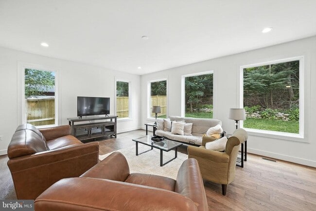 Building Photo - 5604 Clermont Dr