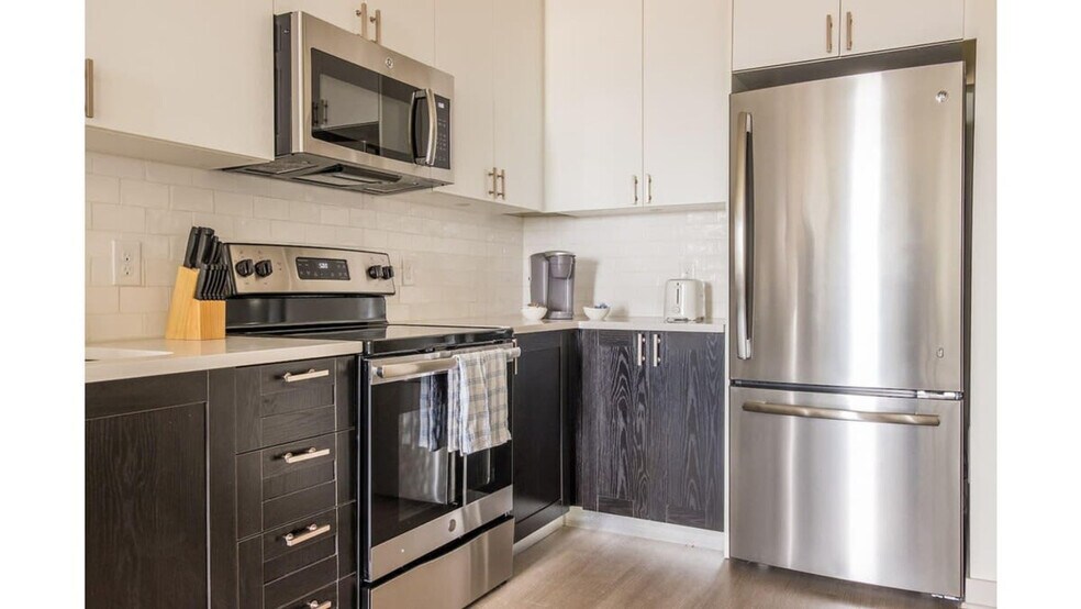 Building Photo - 633 E Main St