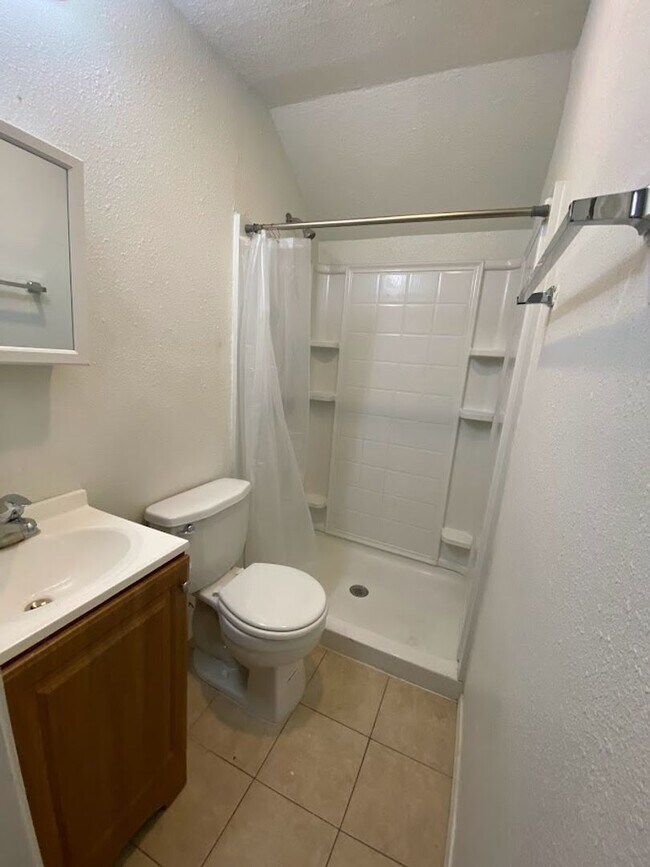 Building Photo - WATERFORD WEST CAMPUS - 4 BEDROOM - $2800