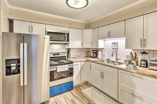 Building Photo - Charming 2 Bed/2 Bath Condo in Hilton Head Island - Perfect Island Living!