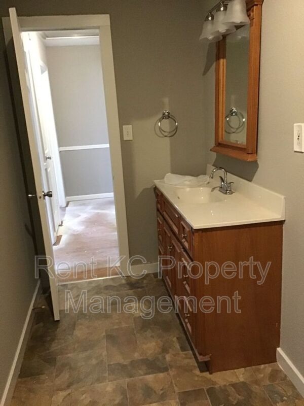 Building Photo - 5034 Hawthorne Ave