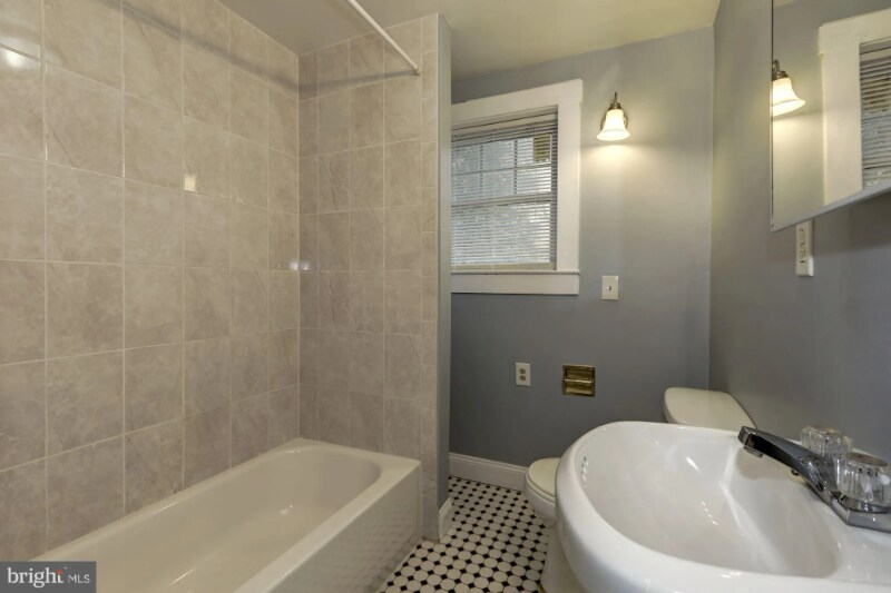 Building Photo - 811 Thayer Ave