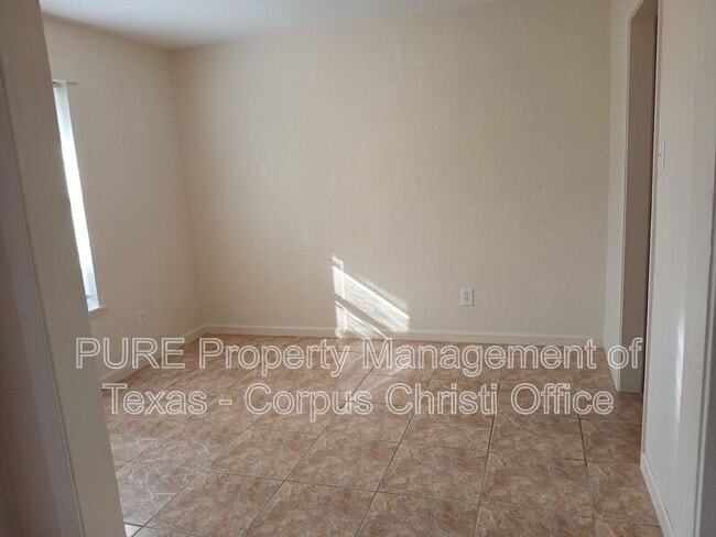 Building Photo - 2255 Lombardy Dr