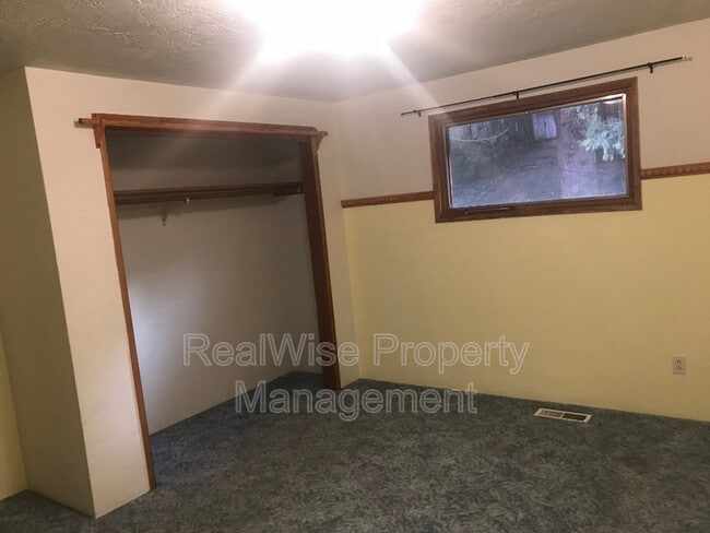 Building Photo - 1780 Crestview Dr