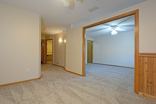 Building Photo - AVAILABLE NOW! Spacious 2 Bed, 2 Bath Town...