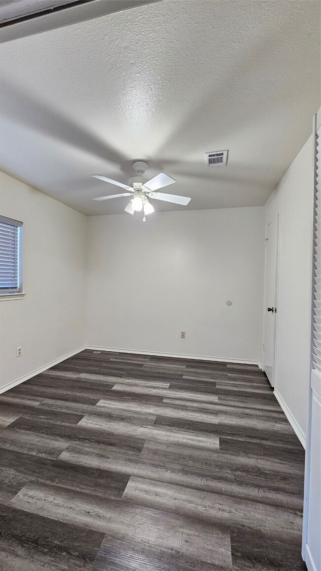 Building Photo - 543 Oakdale Dr