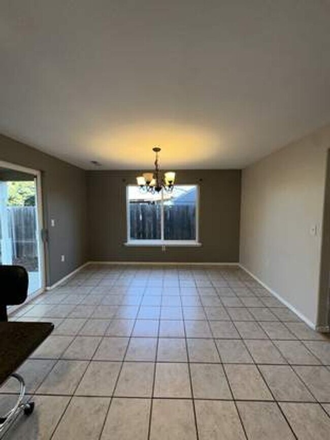 Building Photo - Dog Friendly Property!