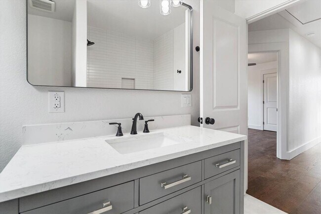 Building Photo - 114 Shady Bluff Dr