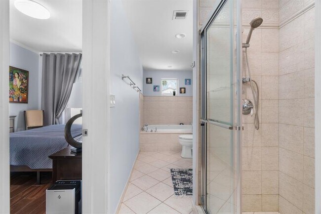 Building Photo - 70 Isle of Venice Dr