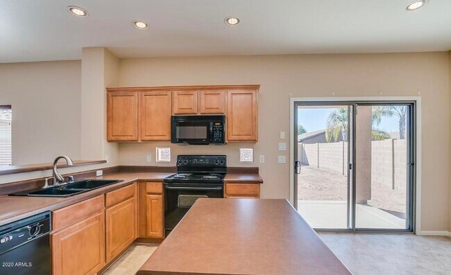 Building Photo - 13741 W Port Royale Ln