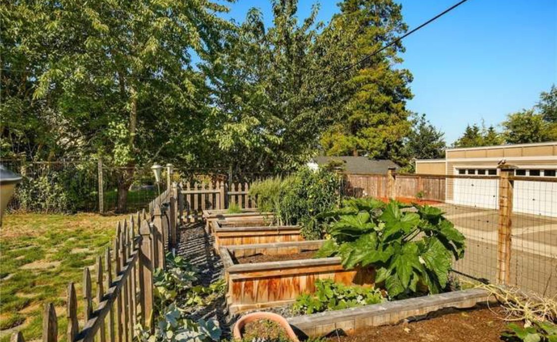 Building Photo - 919 N Lawrence St