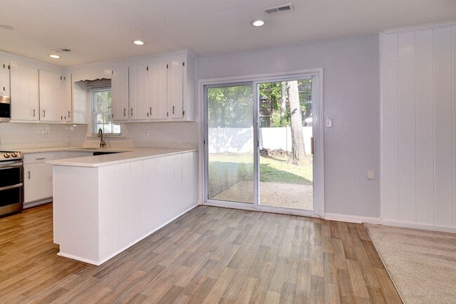 Building Photo - Cute Two Story With Nice Upgrades