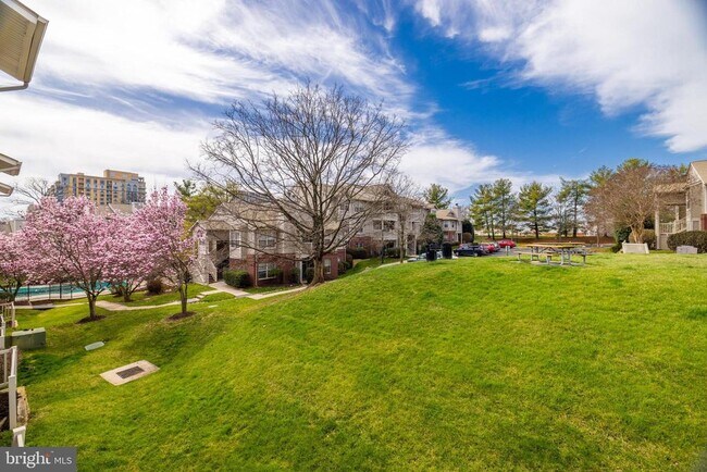 Building Photo - 1719 Ascot Way