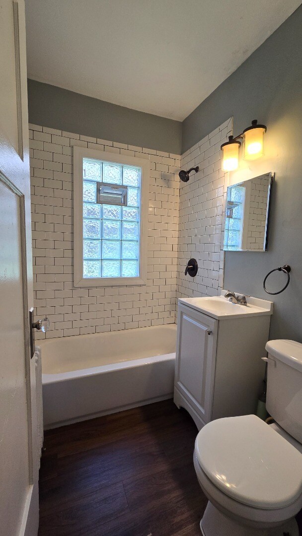 Building Photo - Renovated 3BR/1.5BA | 1,200 Sq Ft | Pet Friendly | Off-Street Parking | Available