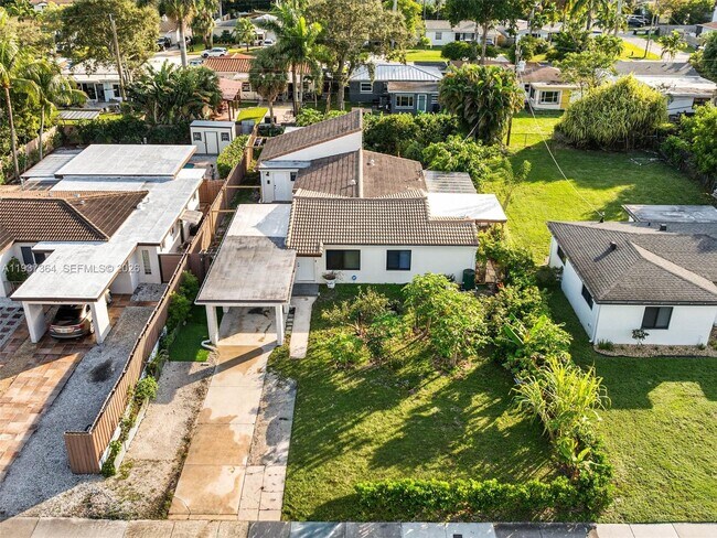 Building Photo - 700 SW 12th St