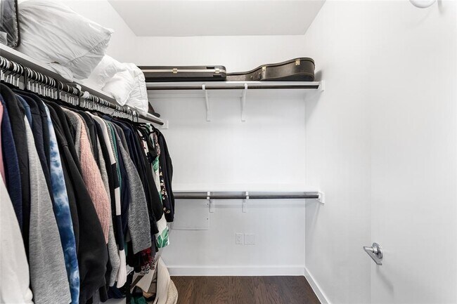 Building Photo - 814 N Bluff Dr