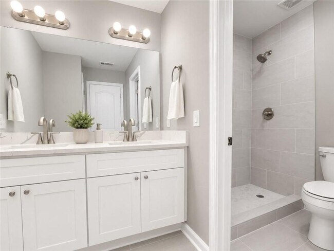 Building Photo - 1707 Hidden Pond Cir